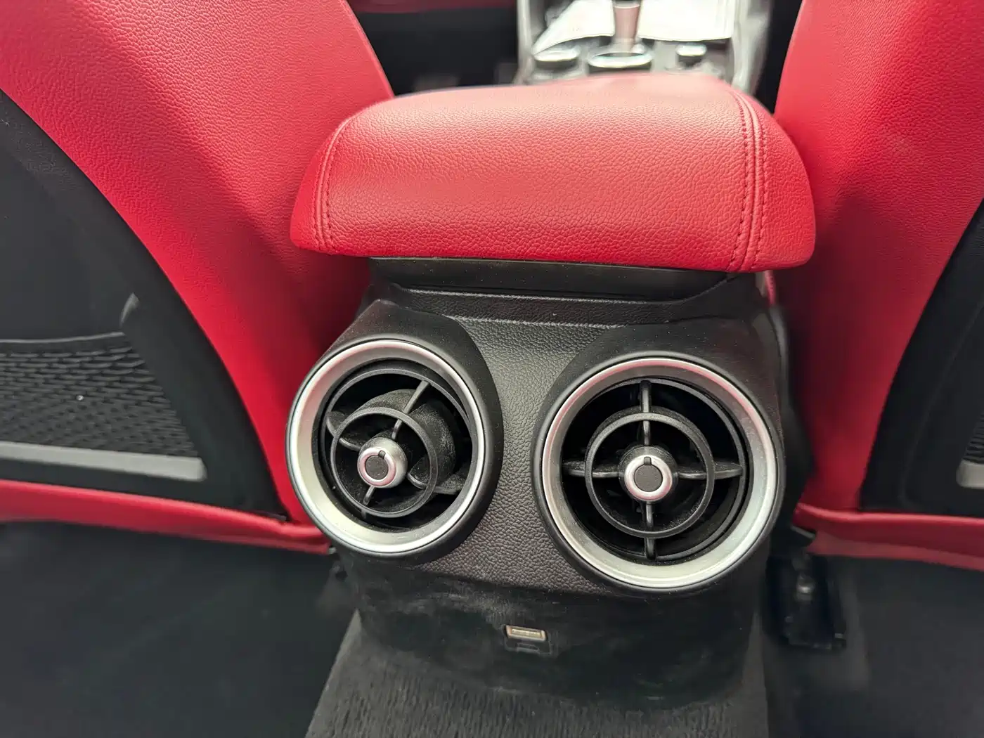 Alfa Romeo Giulia 2017 2.0T 200HP Luxury Edition фото 11