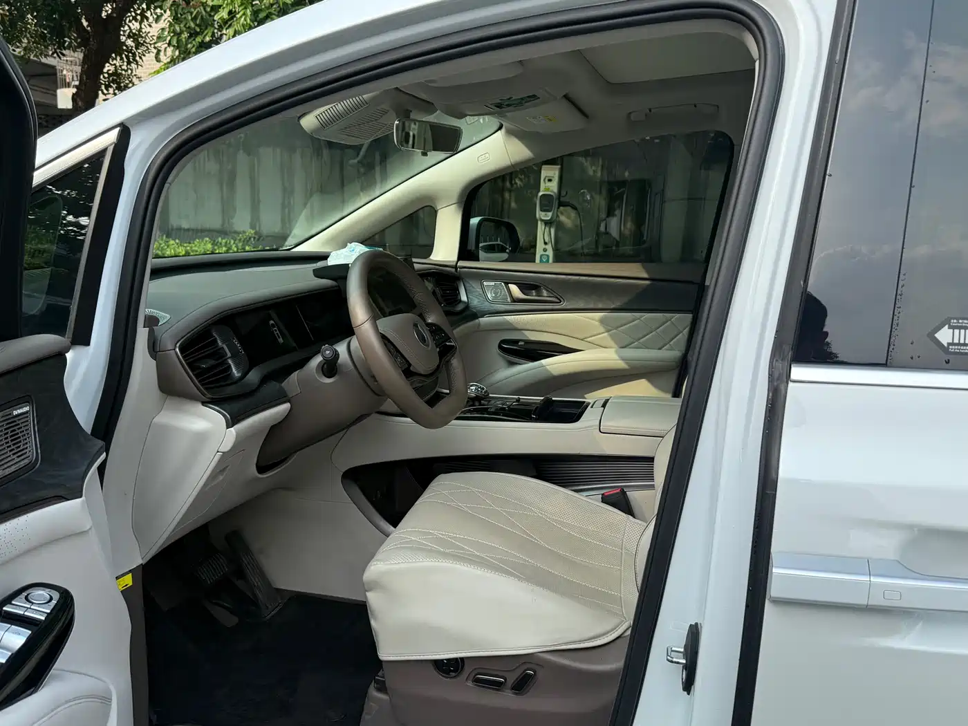 Denza D9 2022 DM-i 1040 Premium фото 8