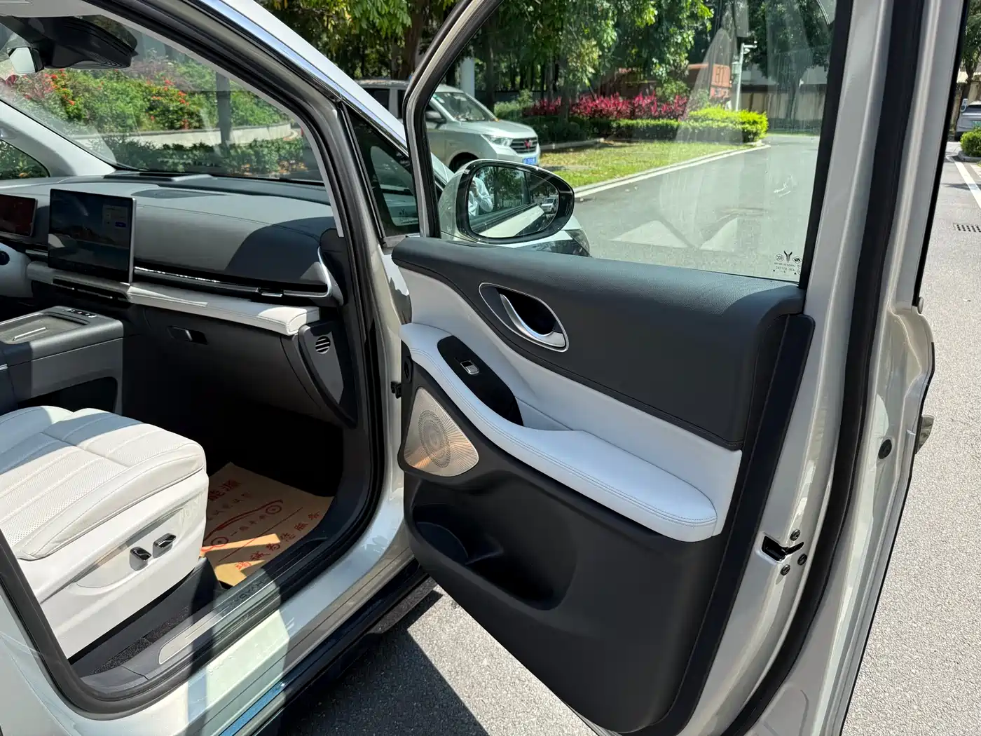 Voyah Auto Voyah Dreamer 2025 PHEV AWD Flagship Qian Kun Edition фото 21