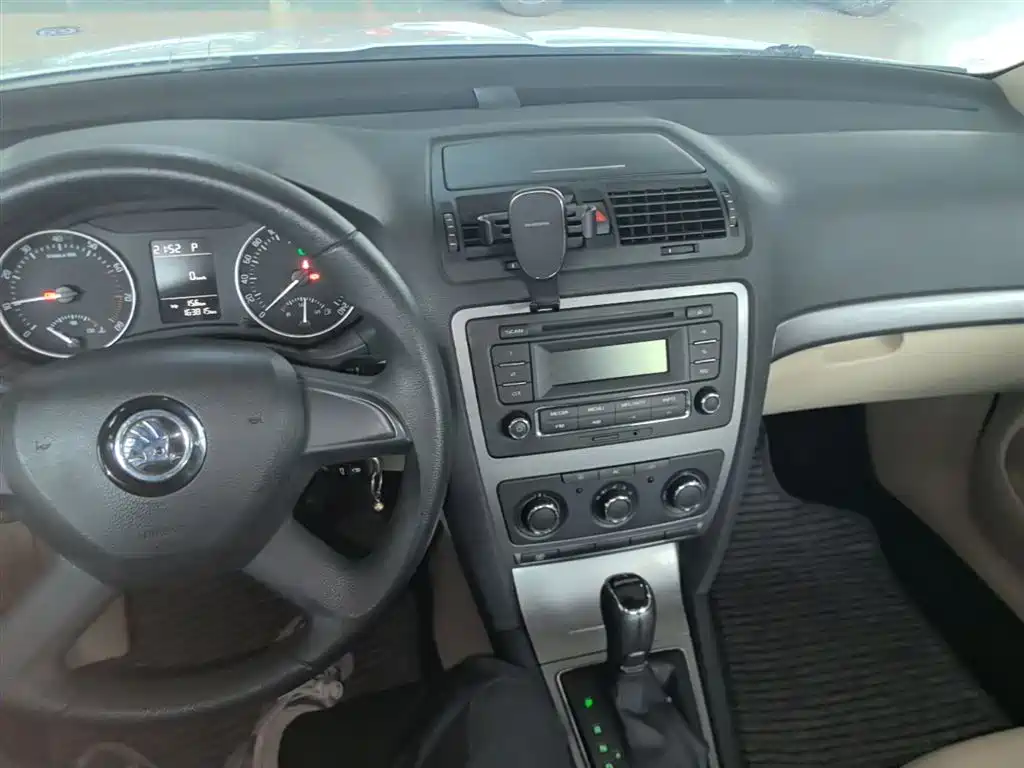 Škoda Octavia 2015 Classic 1.6L Automatic Elite Edition фото 10
