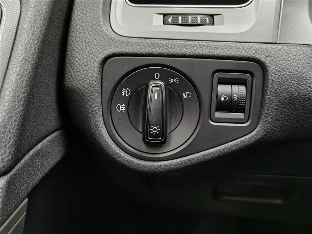 Volkswagen Golf 2014 1.6L Manual Fashion Type фото 21