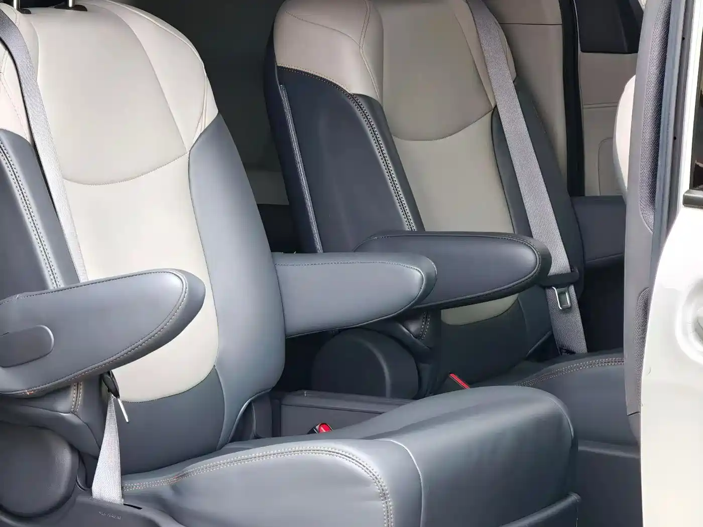 Toyota Sienna 2021 2.5L Hybrid Comfort Edition фото 6