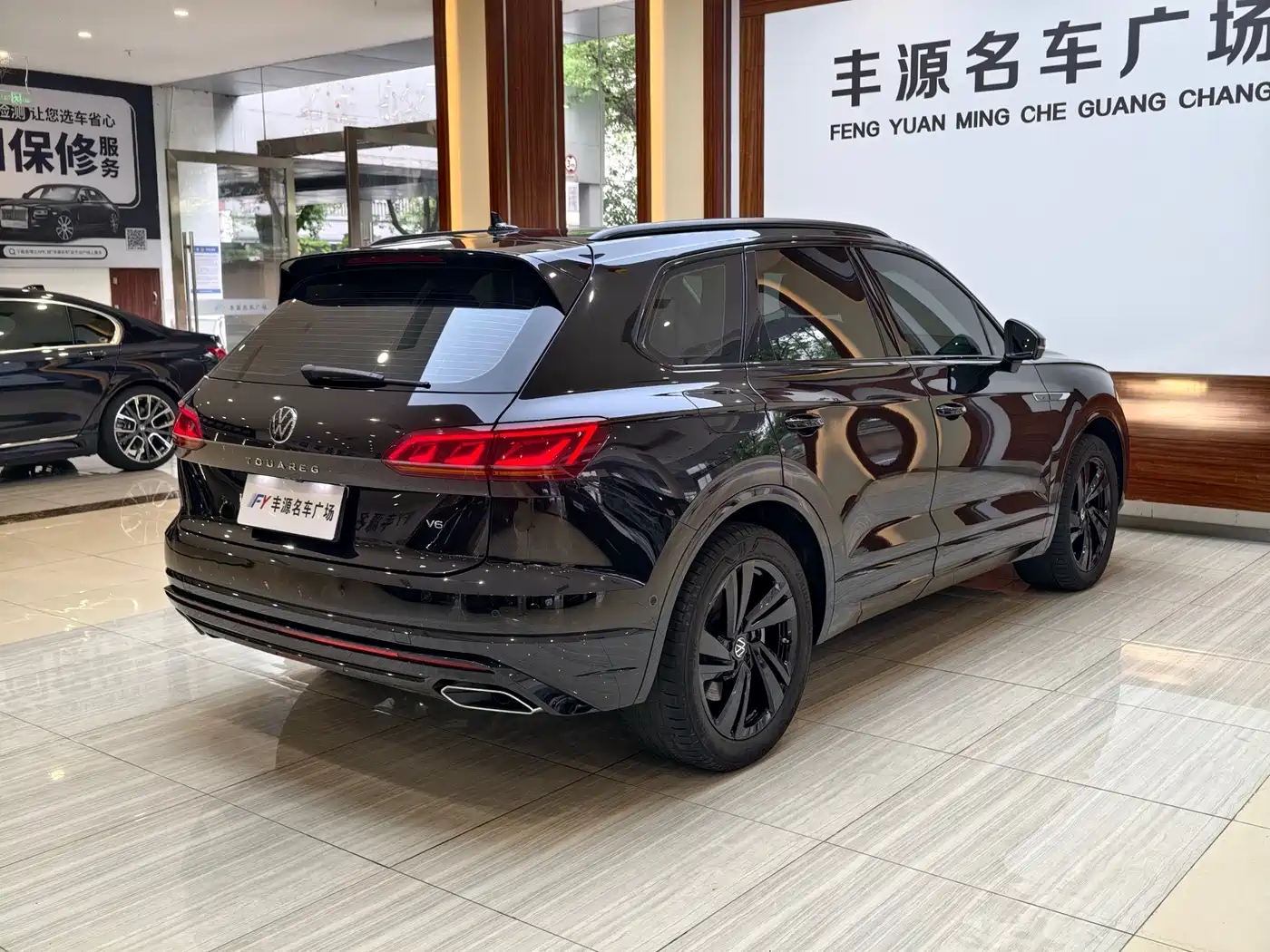Volkswagen Touareg 2023 3.0TSI R-Line Black Sports Package фото 26