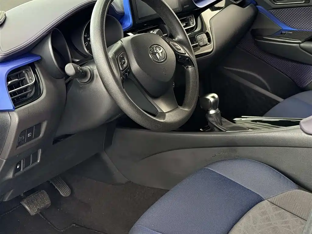 Toyota C-HR 2018 2.0L Leading Edition China V фото 4