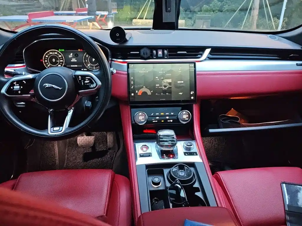 Фото 5 - Jaguar F-PACE