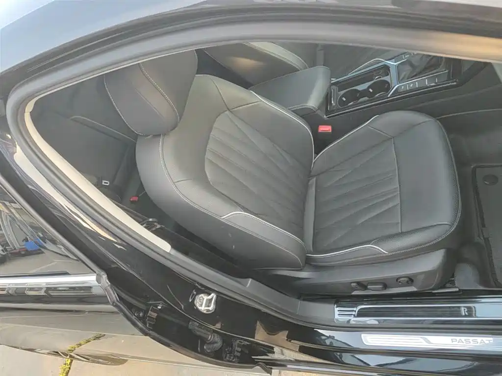 Volkswagen Passat 2022 330TSI Luxury Edition фото 25