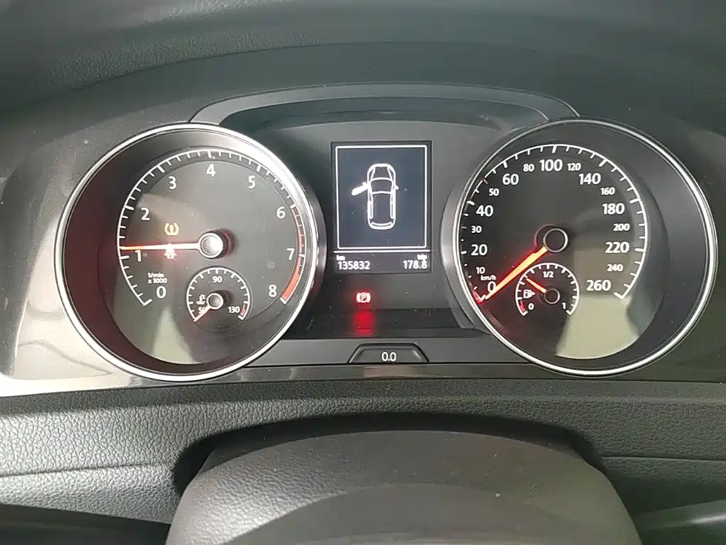 Volkswagen Golf 2017 1.6L Auto Comfort Millionth Edition фото 12