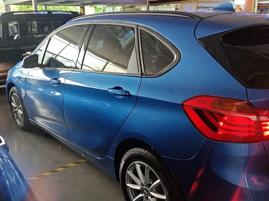 BMW 2 Series Touring 2018 218i Sport Line фото 5