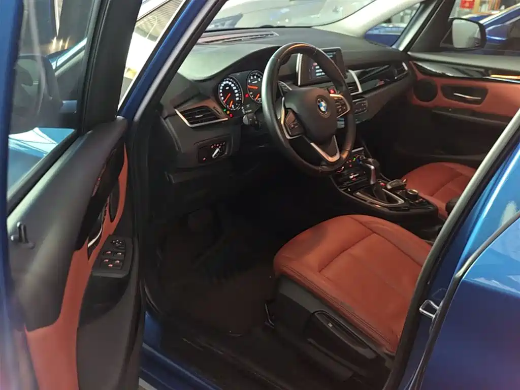 BMW 2 Series Touring 2018 218i Sport Line фото 16