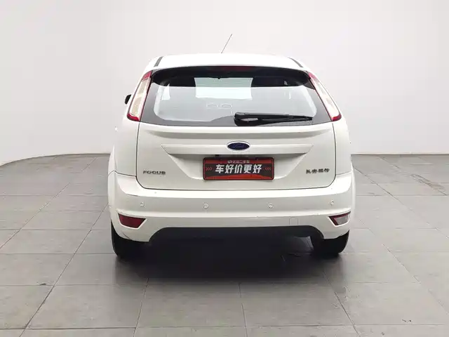 Ford Focus 2013 Hatchback Classic 1.8L Manual Base — фото 4