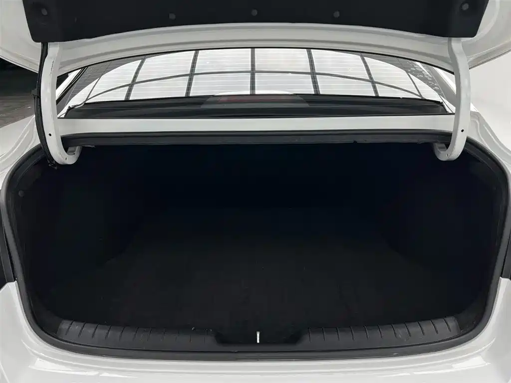 Hyundai Elantra 2022 1.5L CVT LUX Premium Edition фото 14
