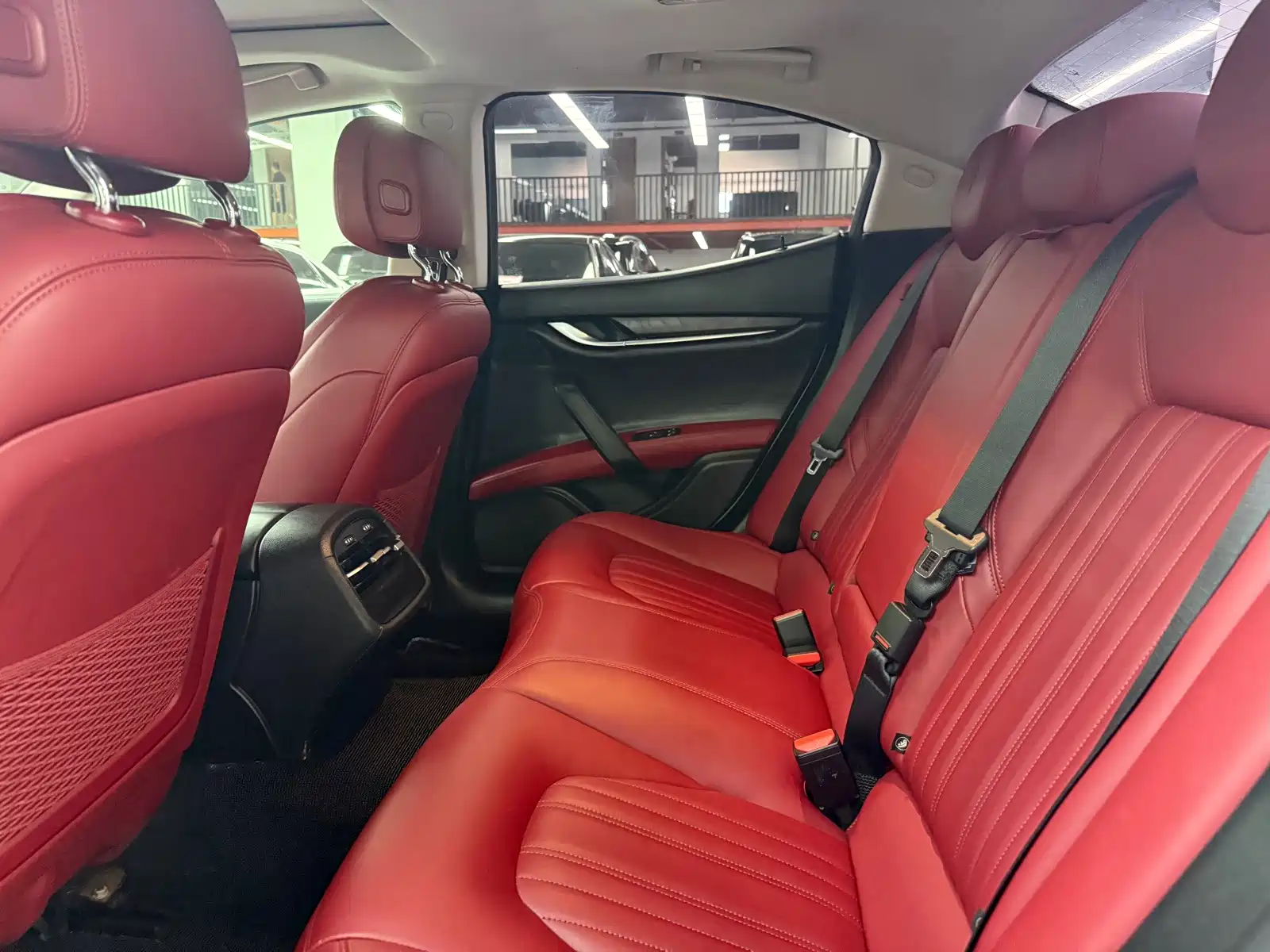 Photo 16 - Maserati Ghibli