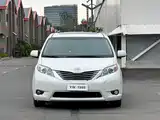 Photo 2 - Toyota Sienna