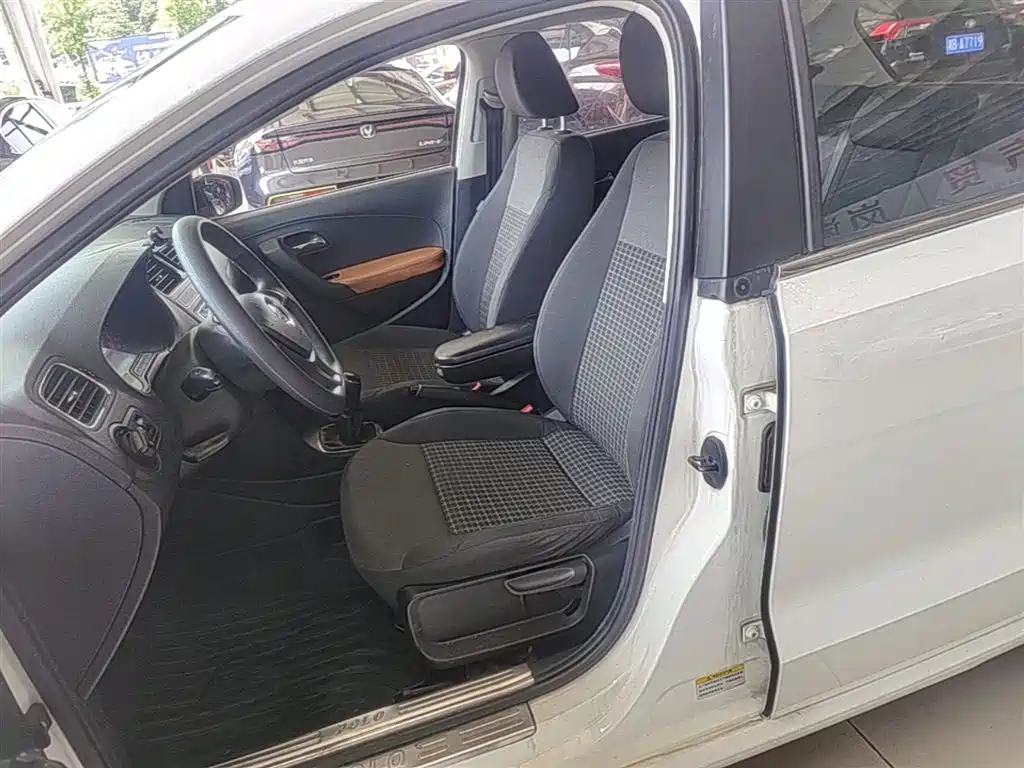 Volkswagen Polo 2014 1.6L Manual Comfort Edition фото 15