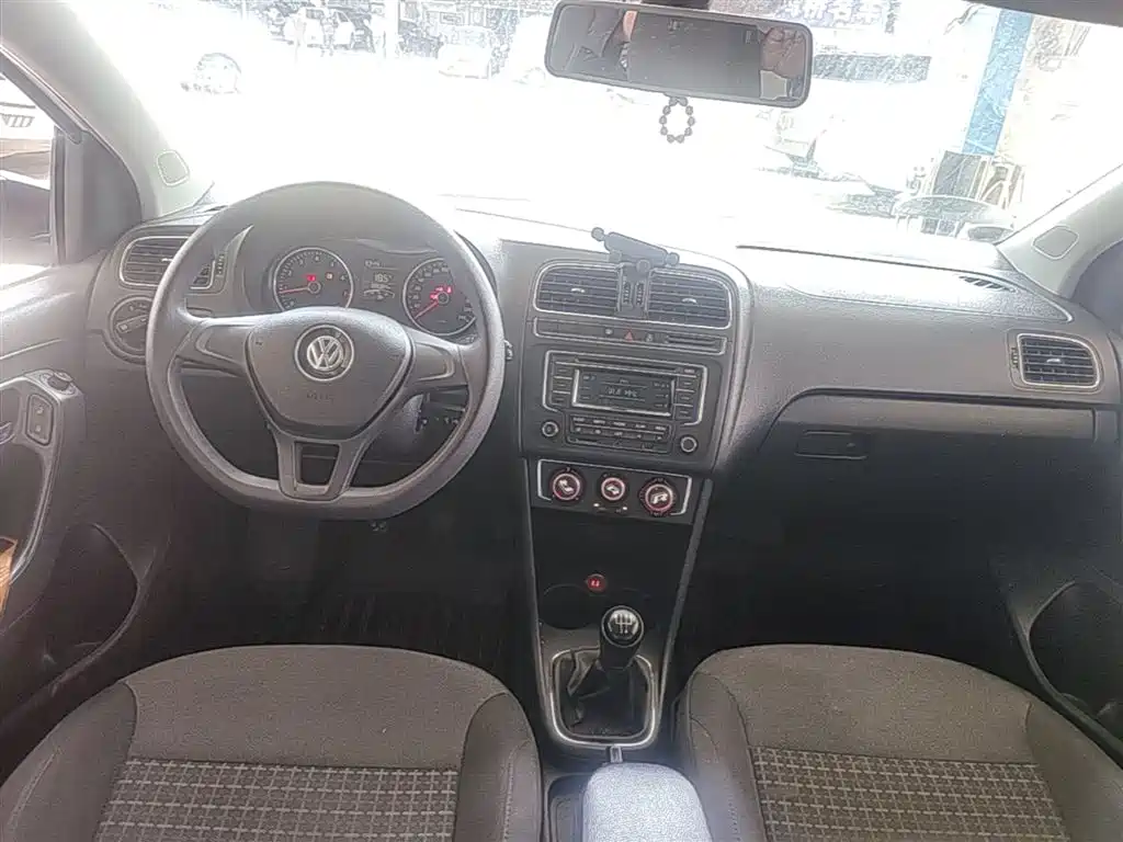 Volkswagen Polo 2014 1.6L Manual Comfort Edition фото 10