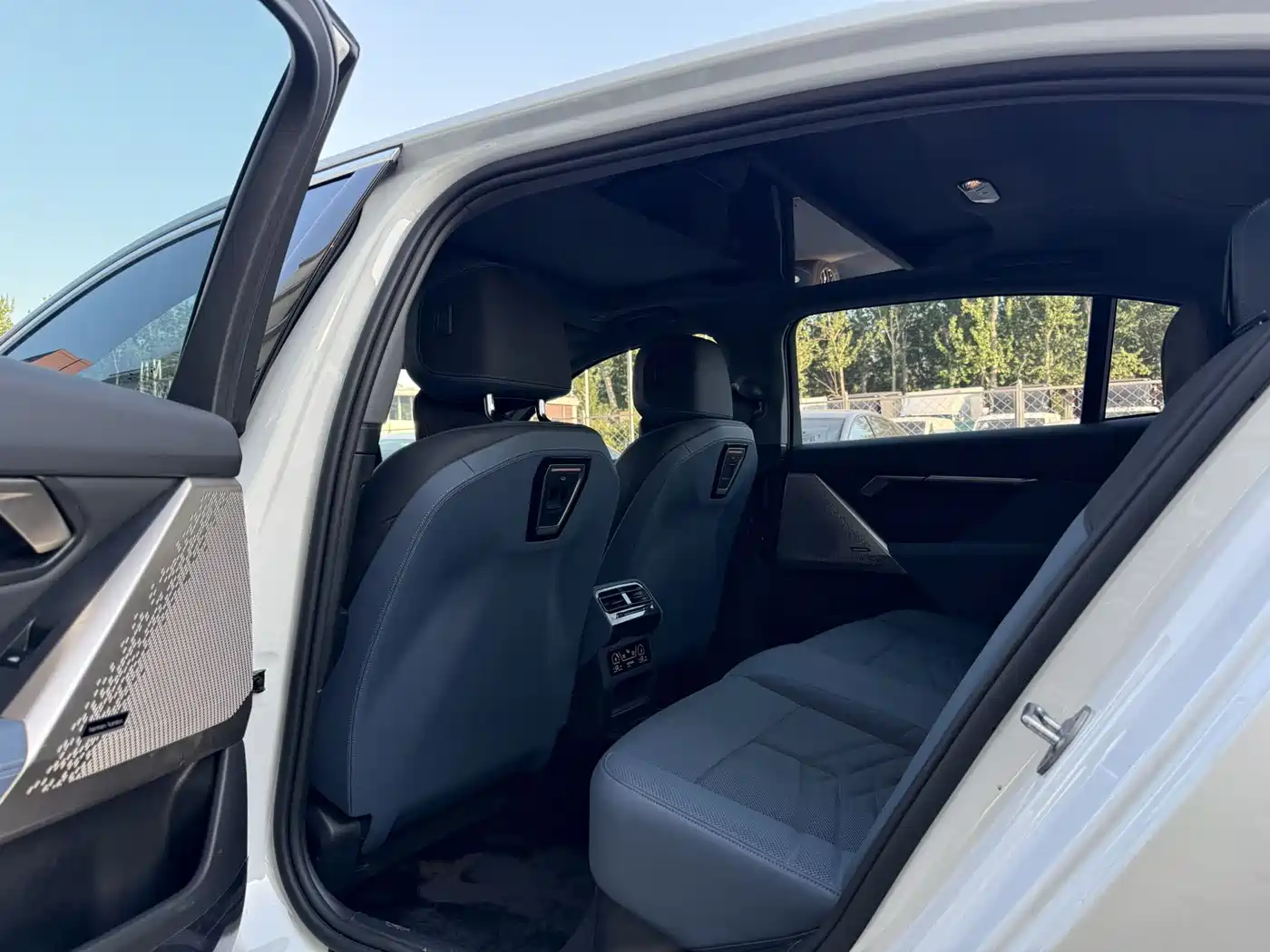BMW i5 2024 eDrive 35L Premium Model M Sport Package фото 10