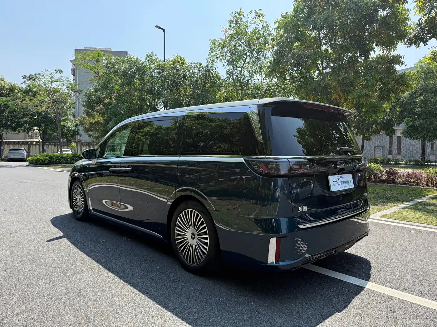 Voyah Auto Voyah Dreamer 2025 PHEV AWD Flagship Qian Kun Edition фото 3