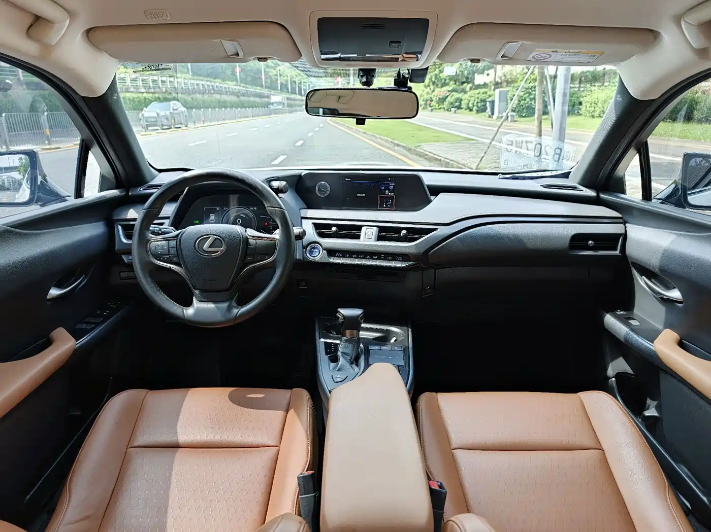 Фото 8 - Lexus UX
