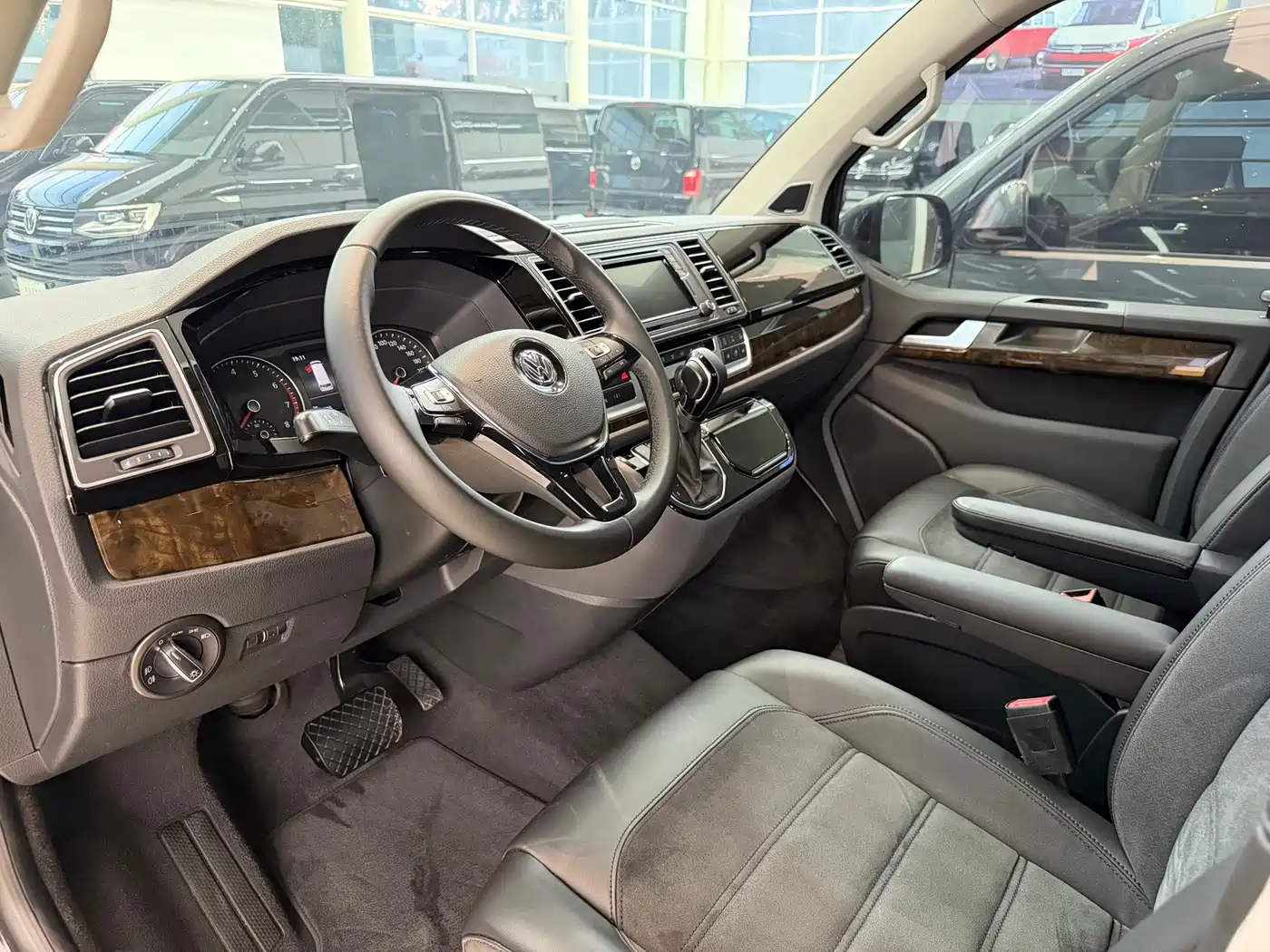 Volkswagen Multivan 2018 2.0TSI 4WD Explorer Edition 7-Seater фото 5