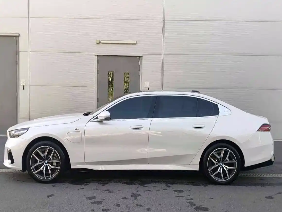 2026 BMW i5