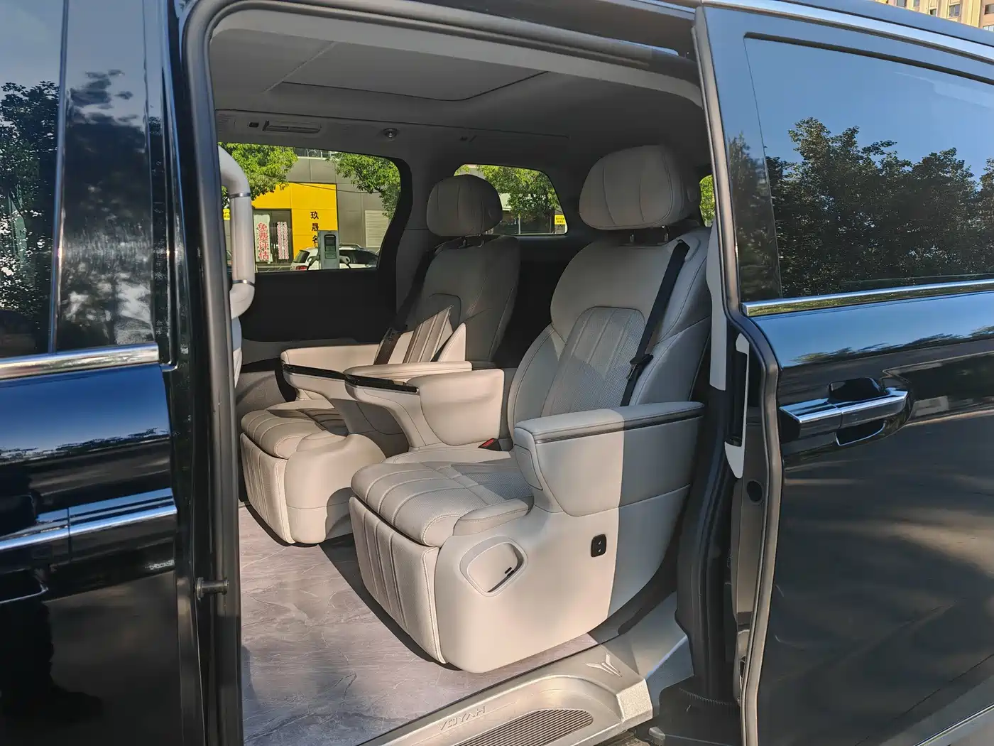 Voyah Auto Voyah Dreamer 2025 PHEV 4WD Kunpeng Premium Edition фото 8