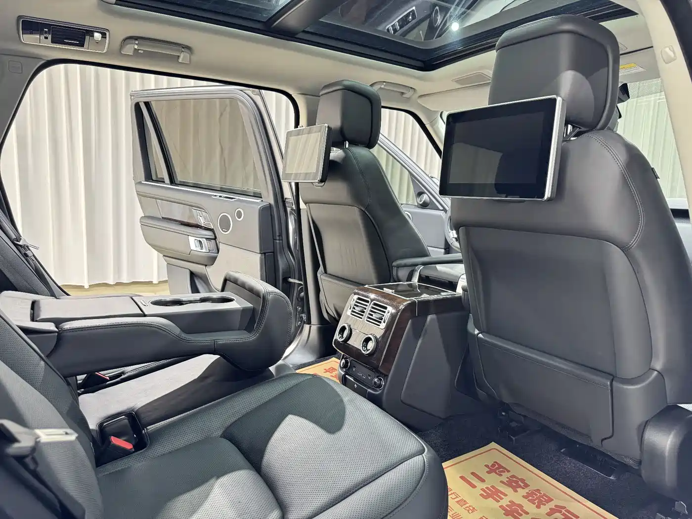 Land Rover Range Rover 2021 3.0 L6 Heritage Extended Classic Edition фото 12