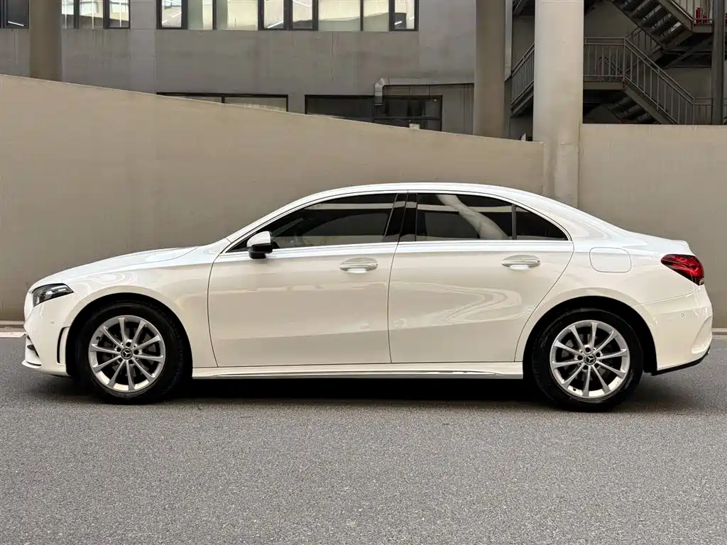 Mercedes-Benz A-Class 2021 A 200 L Sport Sedan Fashion Edition фото 3