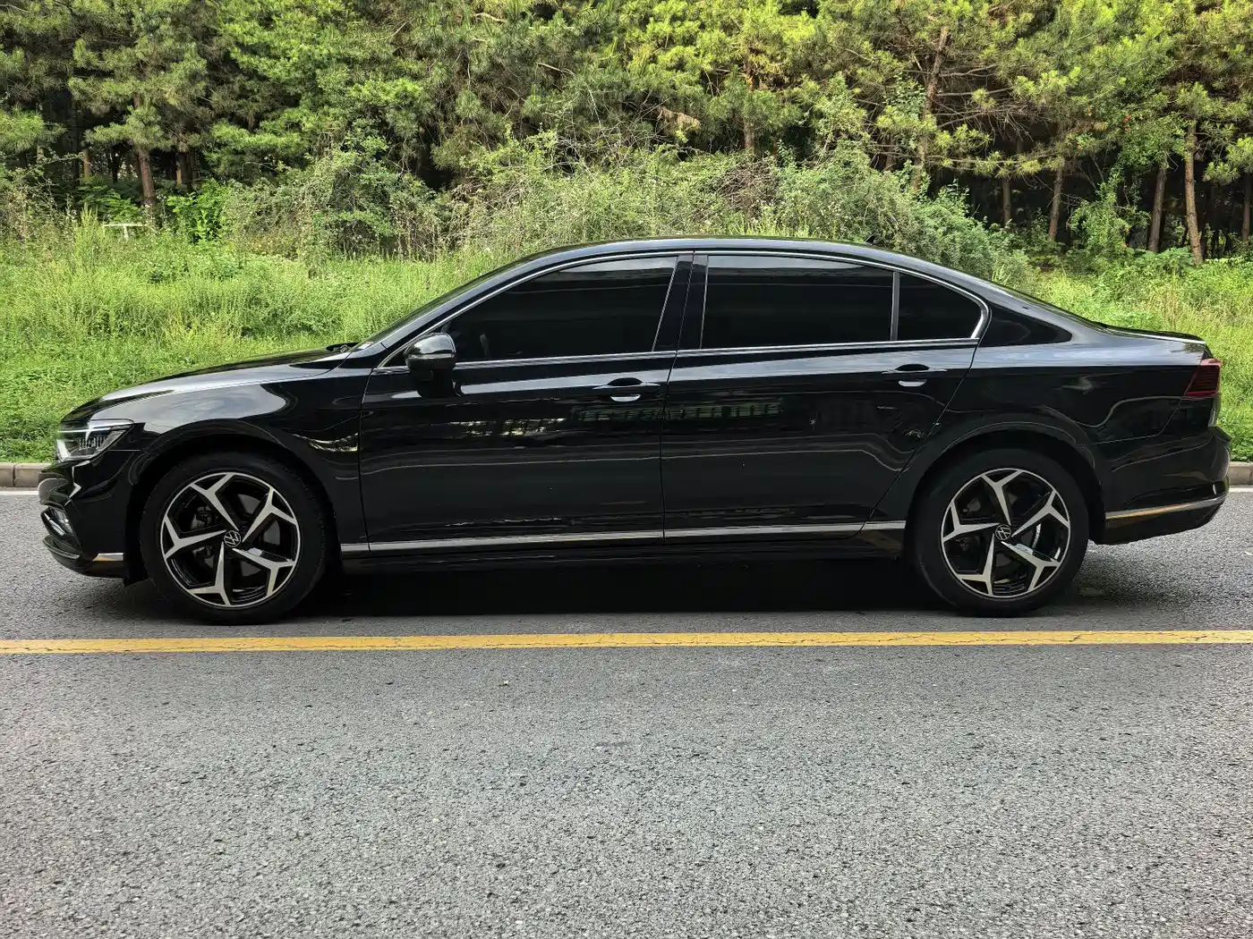 Volkswagen Magotan 2023 Model 2 Million Commemorative Edition 330TSI DSG Luxury фото 4