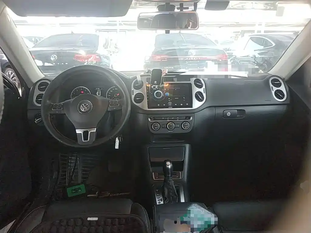 VOLKSWAGEN TIGUAN