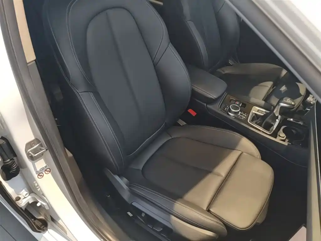 BMW 1 Series 2019 118i M Sport Package фото 25