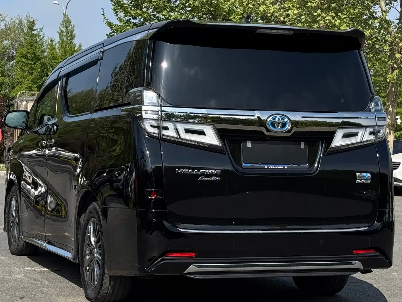 Toyota Vellfire 2020 Twin Engine 2.5L HV Premium Edition фото 6