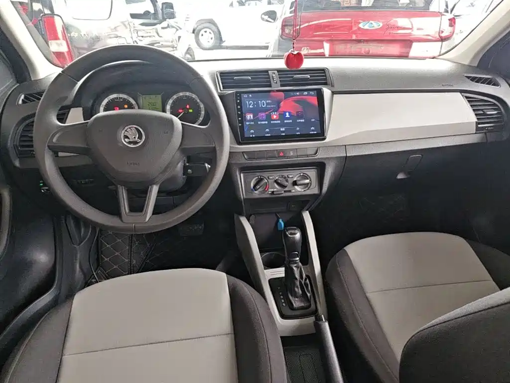 Škoda Fabia 2017 1.4L Auto Car Enjoy Edition фото 10