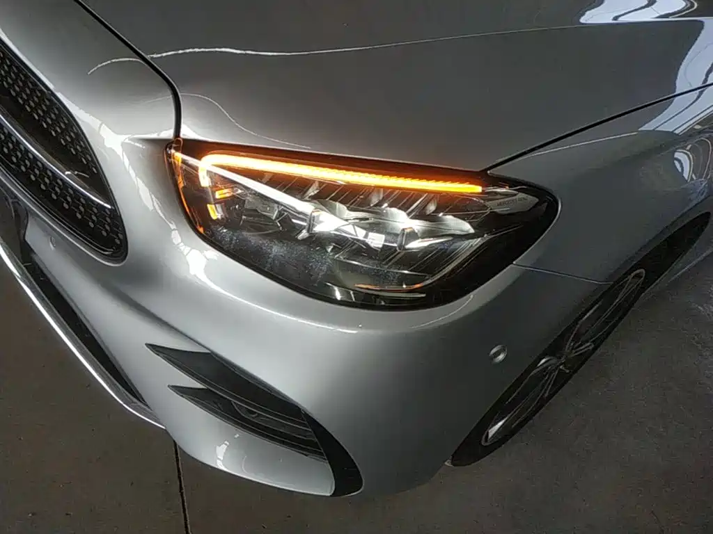 Photo 24 - Mercedes-Benz E-Class