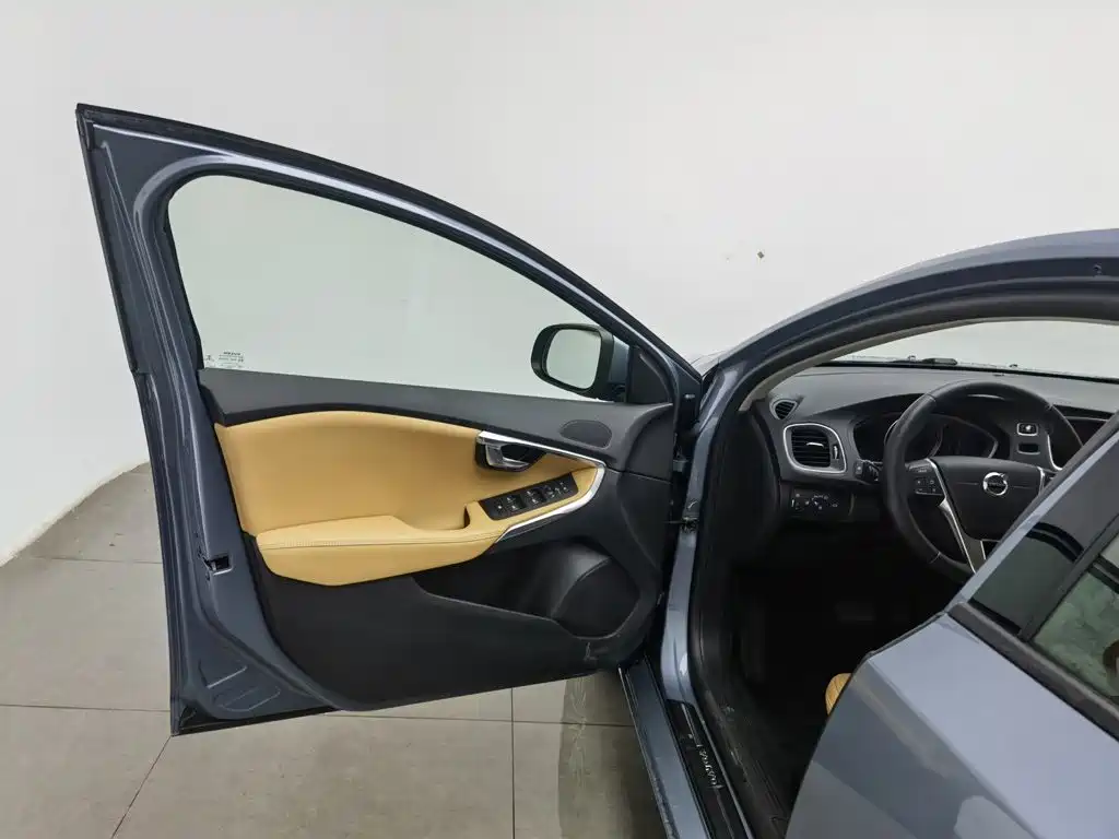 Фото 8 - Volvo V40