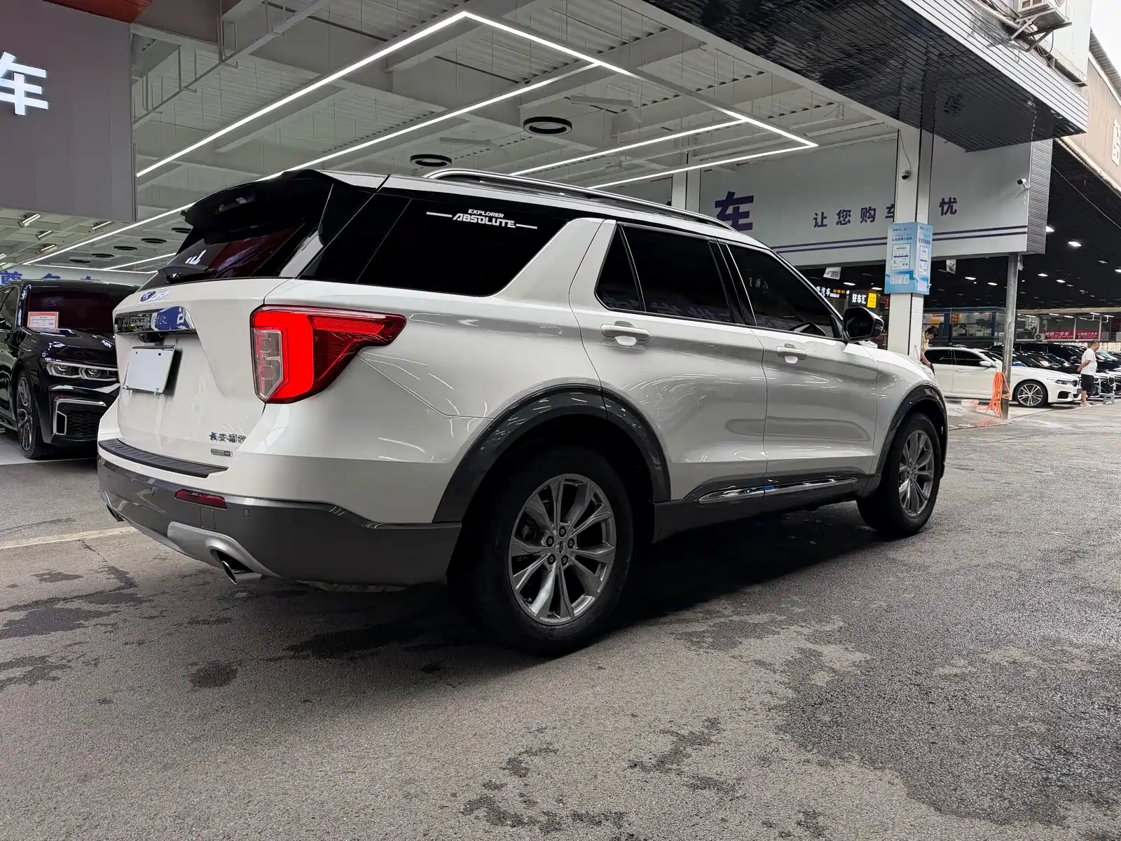 Photo 22 - Ford Explorer