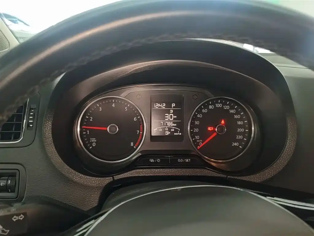 Volkswagen Polo 2016 1.6L Automatic Comfort фото 12