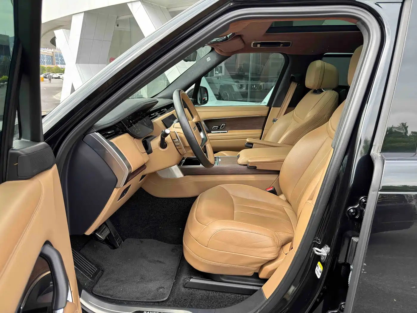 Land Rover Range Rover 2023 3.0 L6 400PS Genesis Extended Version фото 13