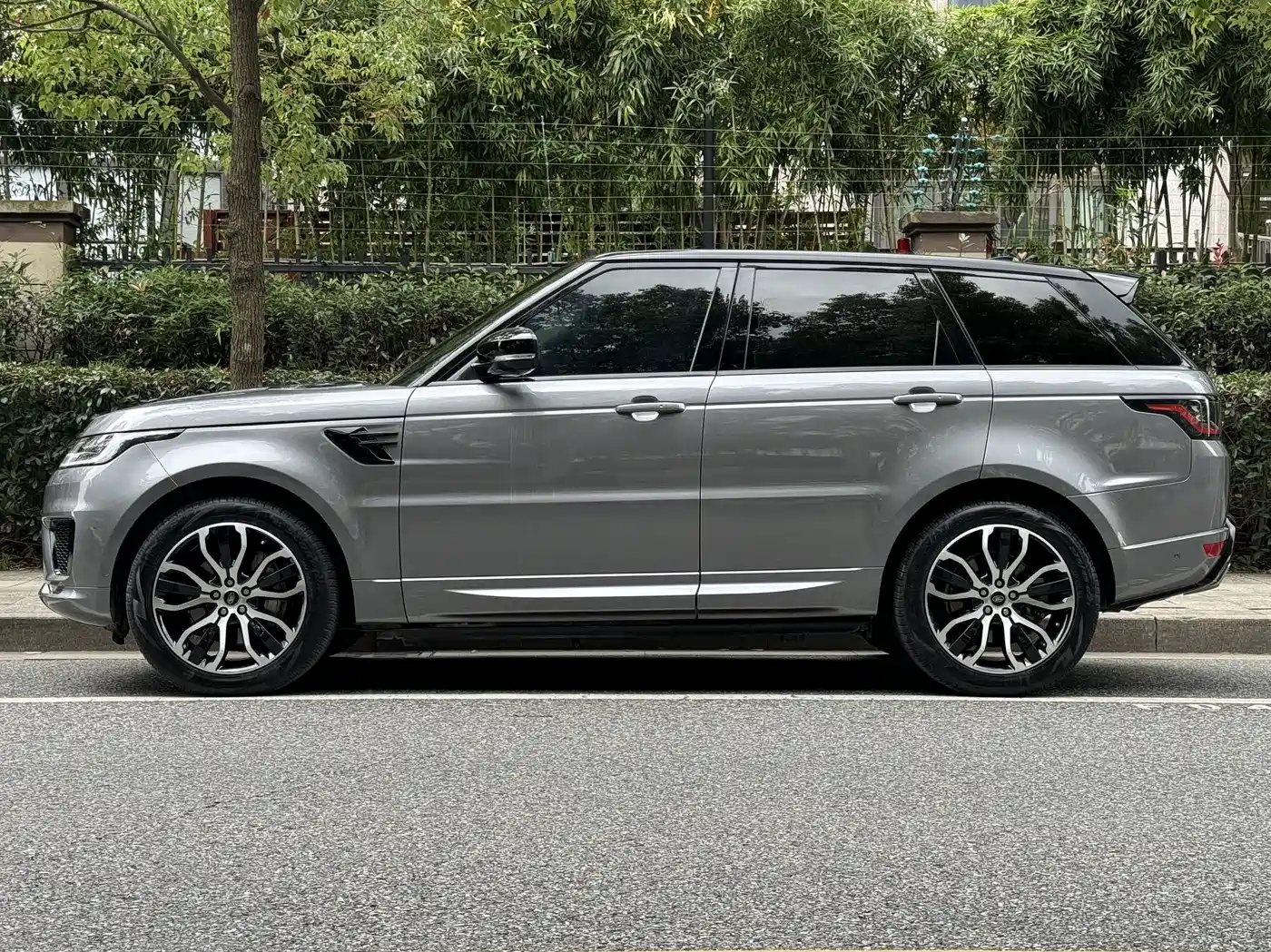 Land Rover Range Rover Sport 2021 3.0 L6 Gloss Black Edition фото 3