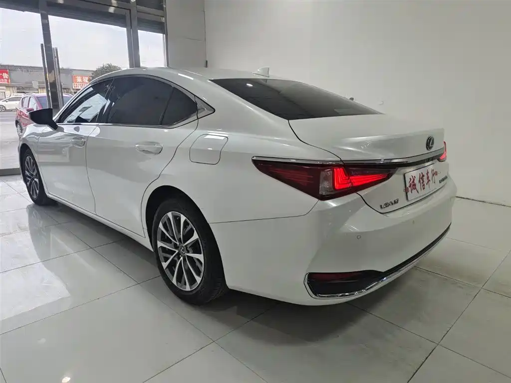 Lexus ES 2021 200 Excellence Edition фото 6