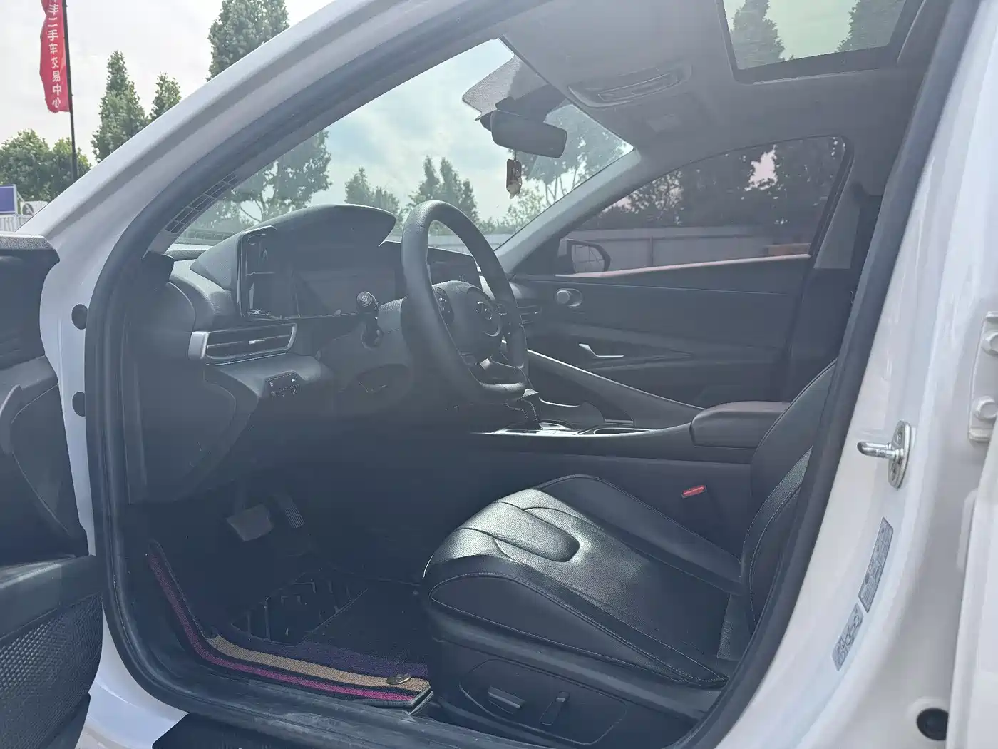Hyundai Elantra 2021 1.5L CVT LUX Premium Edition фото 5