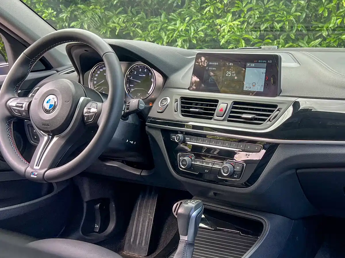 BMW 1 Series 2018 118i Sport Edition фото 14