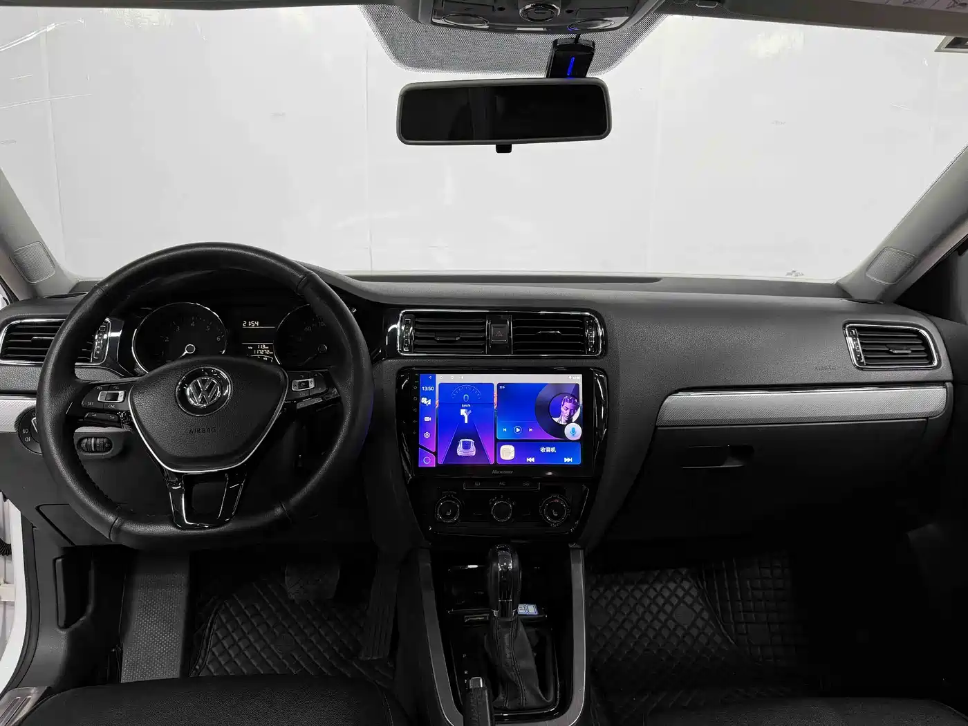 Volkswagen Sagitar 2015 1.6L Automatic Comfort фото 11