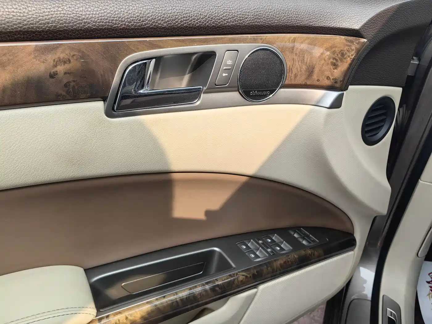 Volkswagen Phaeton 2011 4.2L V8 4-seat Extended Individual Edition фото 8