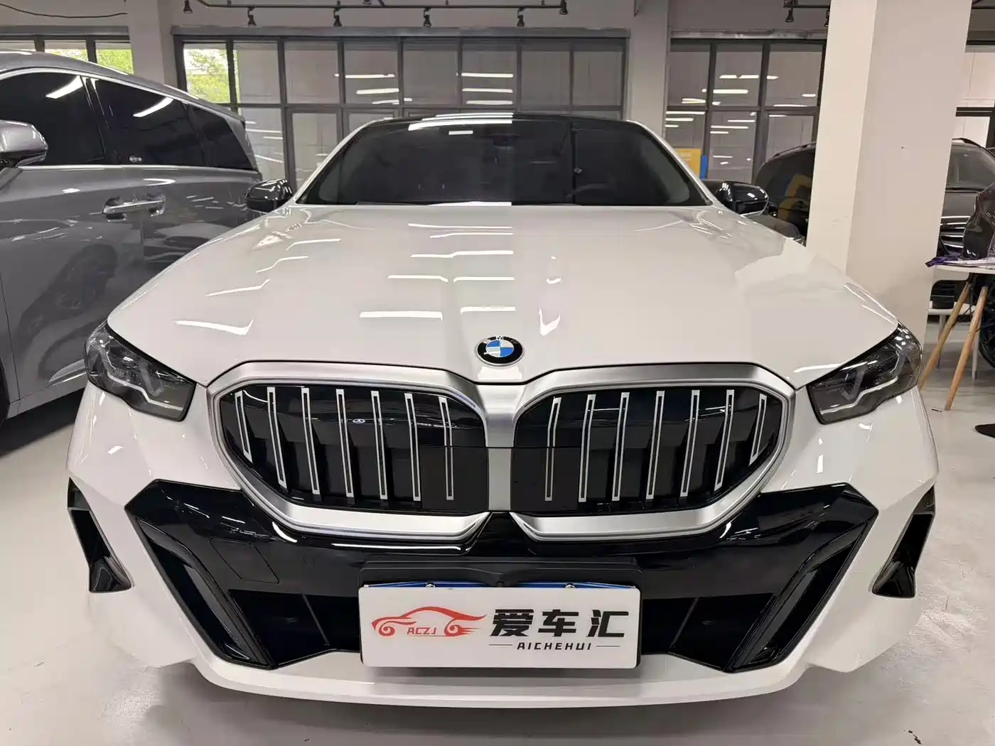 BMW 5 Series 2025 525Li M Sport Package фото 2