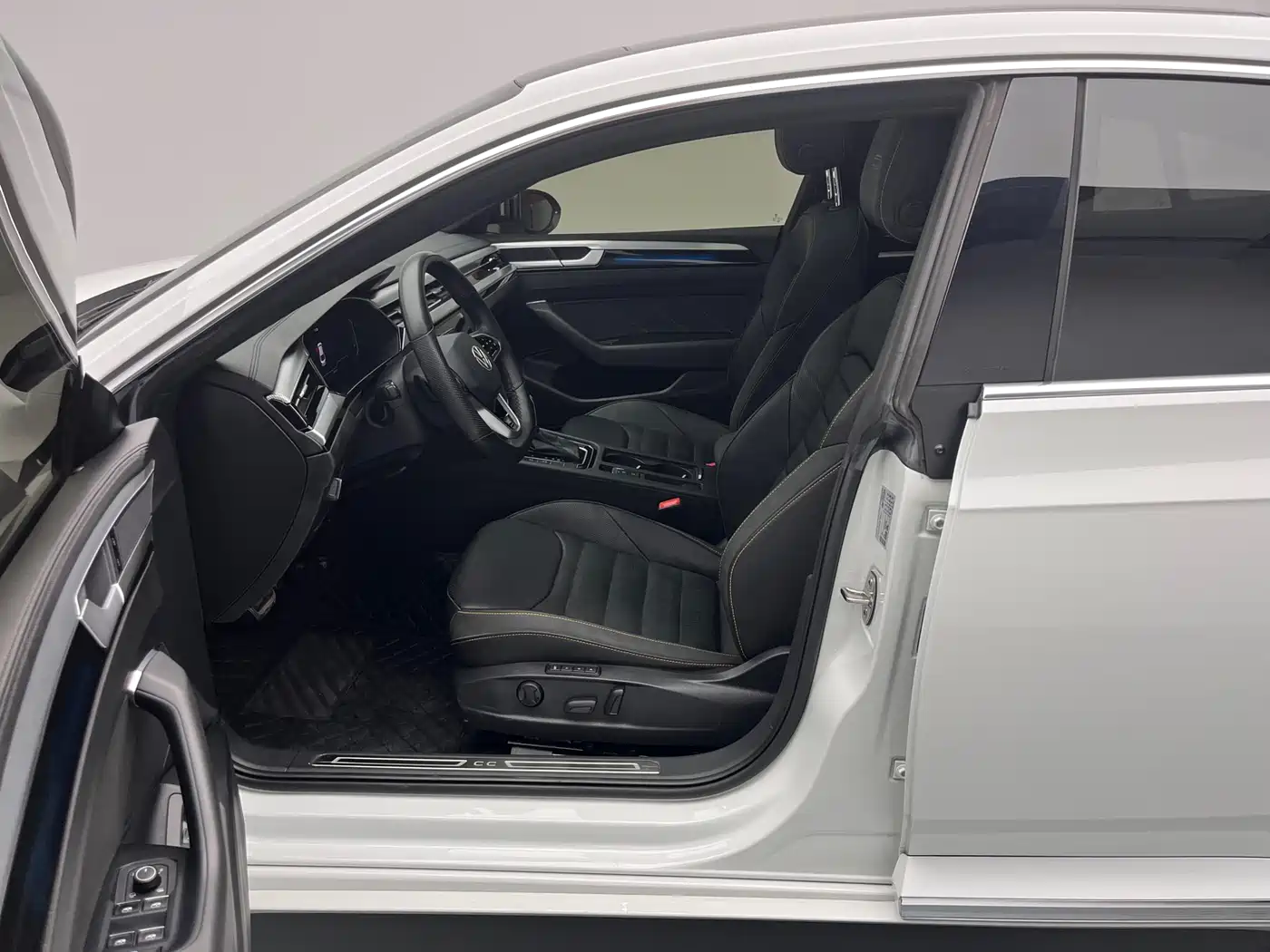 Volkswagen FAW-Volkswagen CC 2023 380TSI Eye-catching Edition фото 13