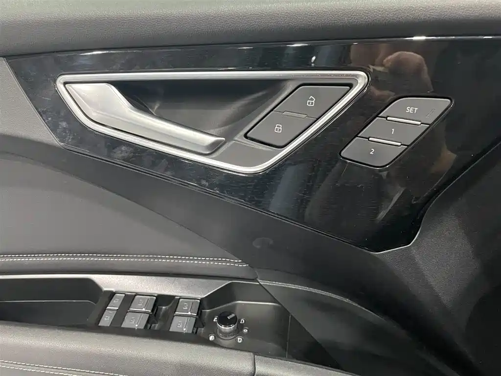 AUDI Q4 E TRON