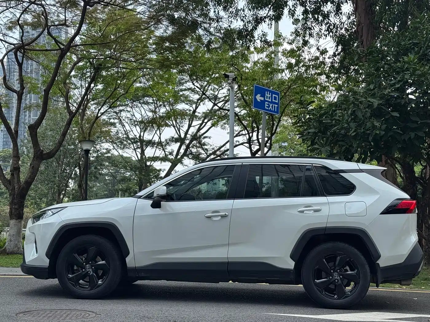 Toyota RAV4 Rongfang 2021 Hybrid 2.5L E-CVT AWD Elite PLUS Edition фото 4