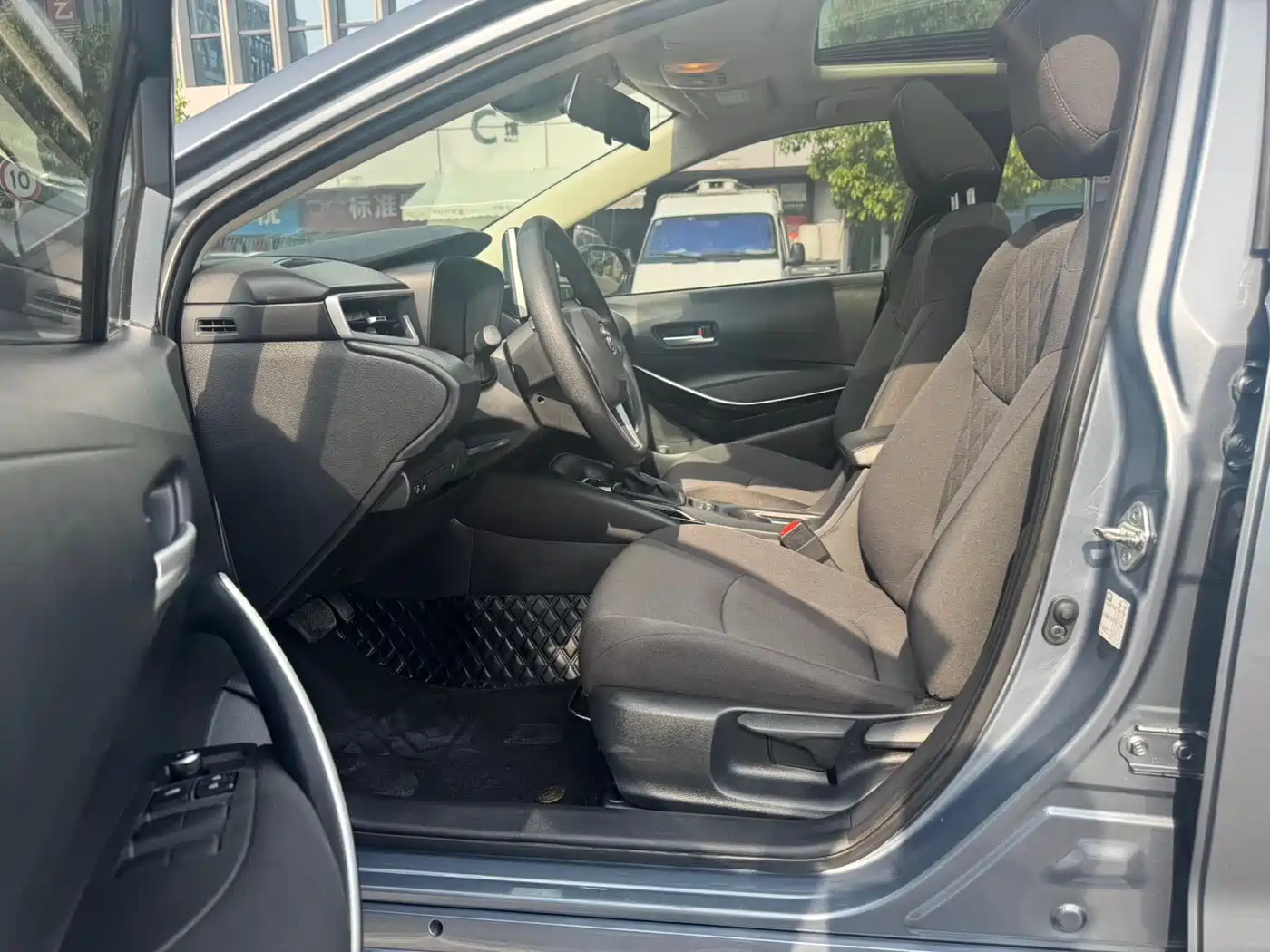 Toyota Corolla 2021 Hybrid 1.8L E-CVT Elite Edition фото 8