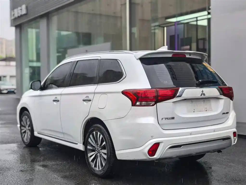 MITSUBISHI OUTLANDER