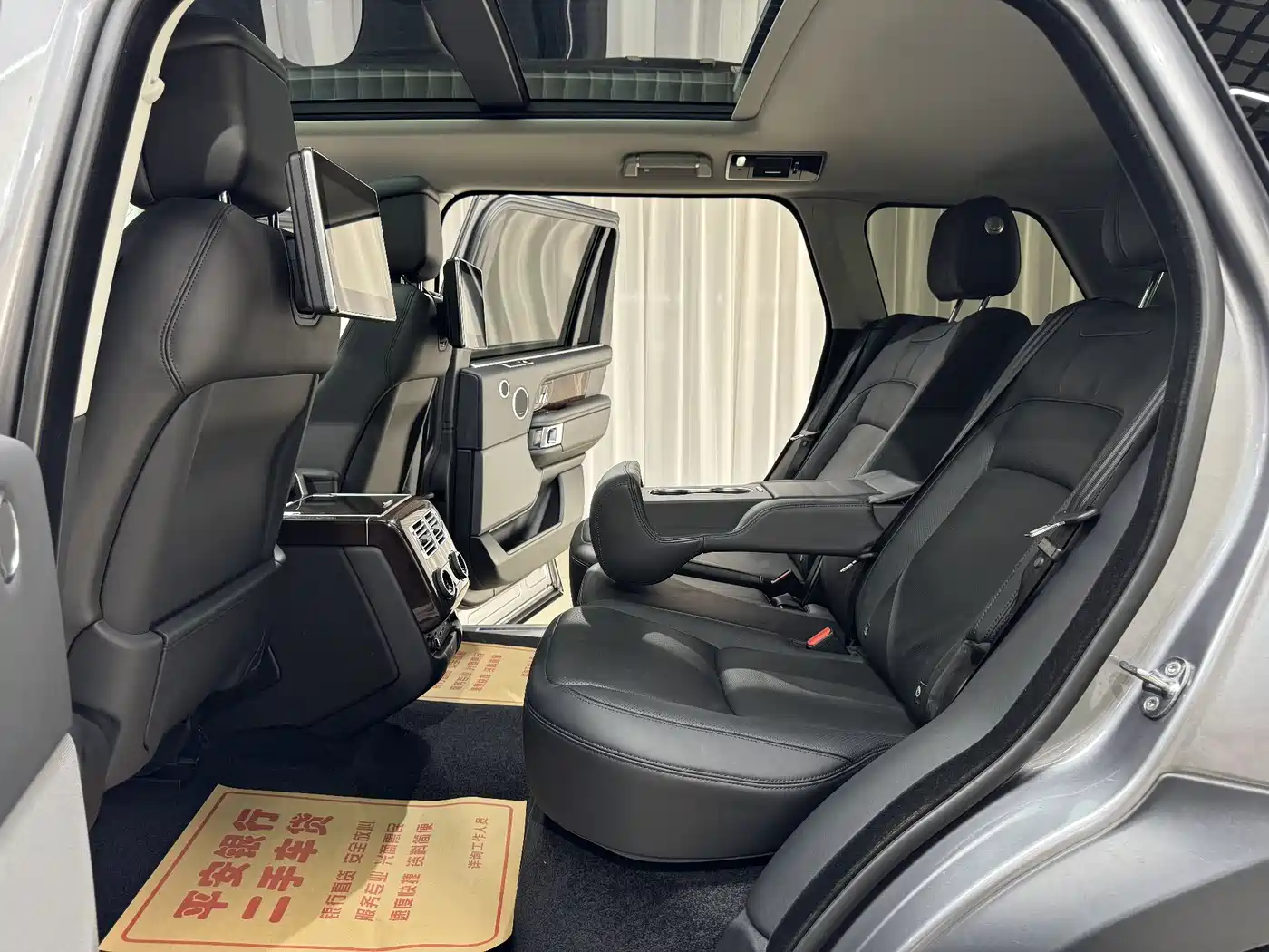 Land Rover Range Rover 2021 3.0 L6 Heritage Extended Classic Edition фото 11